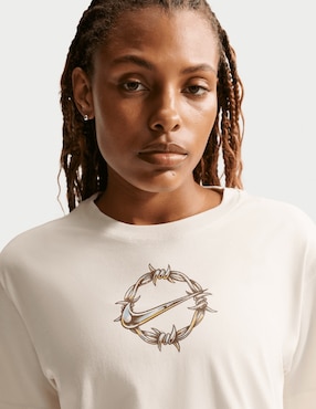 Playera manga corta Nike W Nsw Classic SS Tee Brb Chrme cuello redondo para mujer