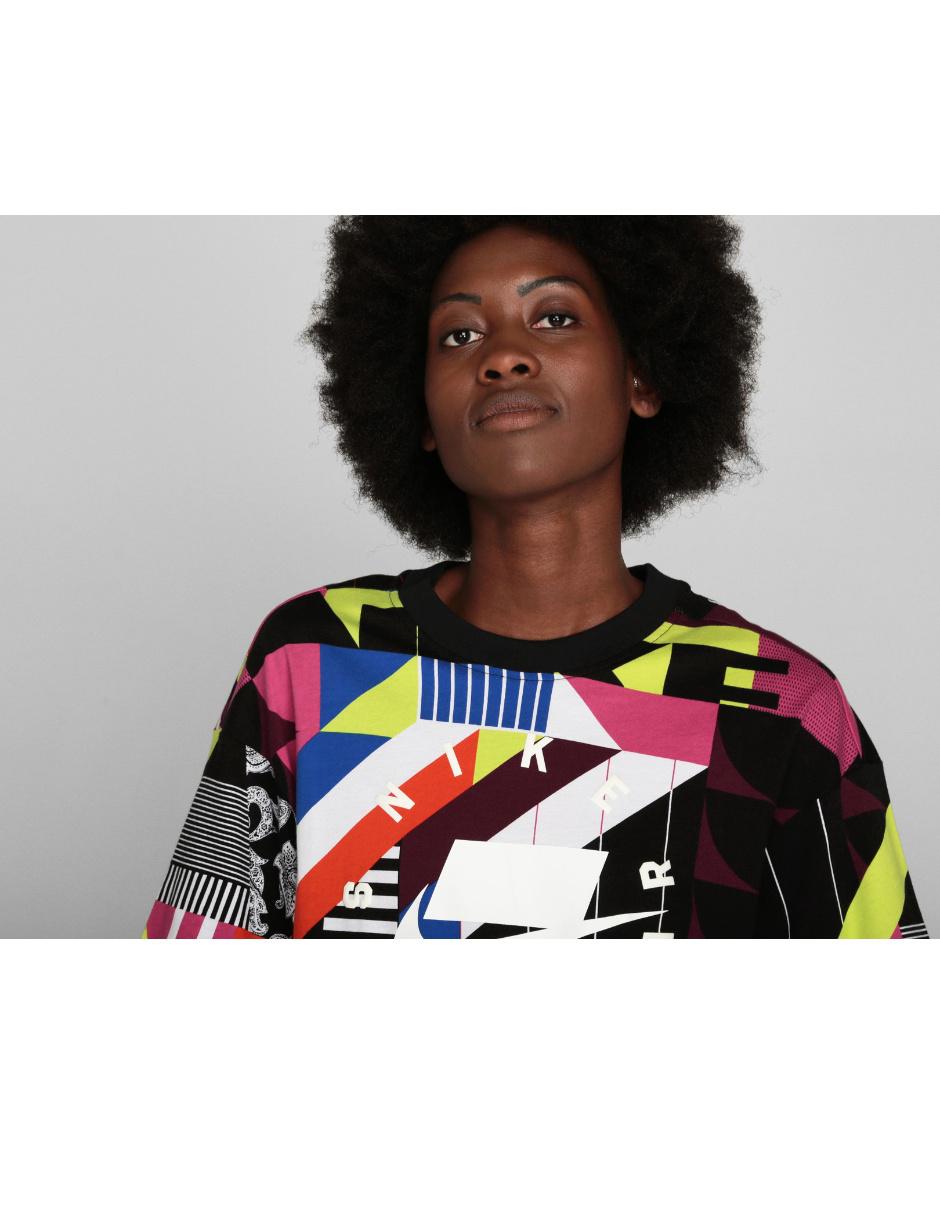 Playera Nike negra con diseño gráfico en Liverpool